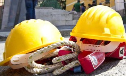 Incastrato tra due muletti e schiacciato, muore operaio. Un altro perde la vita cadendo mentre monta un condizionatore