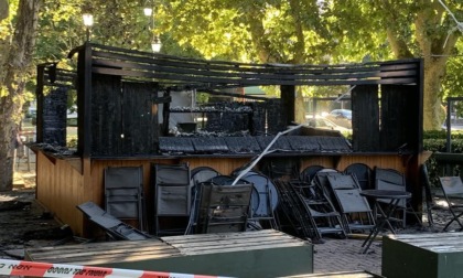 Incendio distrugge il Bacaro davanti alla stazione di Tortona