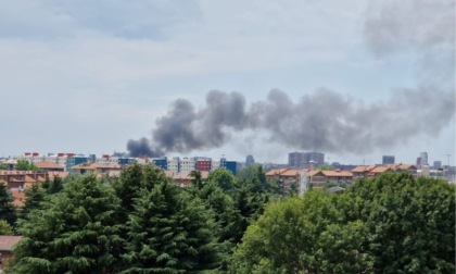 Incendio nel campo rom di via Bonfadini: alta colonna di fumo visibile in tutta Milano