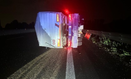 Incidente in tangenziale, autotreno perde il controllo e si ribalta perdendo carico di grano