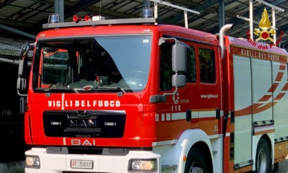 Incidente stradale in via Ivrea a Biella: auto contro palo della luce, traffico deviato