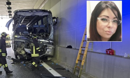 Scolaresca in pullman contro il Tir, muore maestra: perché chiesto l’arresto dell’autista secondo il Codice della strada