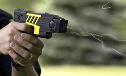 Minaccia l'ex compagna e si scaglia contro gli agenti. Fermato con il taser