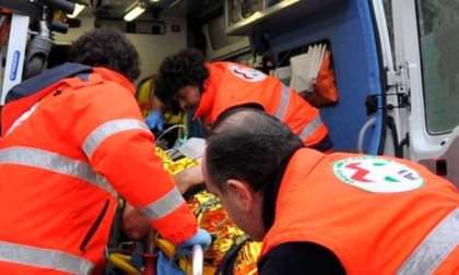 Perde il controllo dell’auto e finisce in un canale irriguo: ragazza 22enne in ospedale