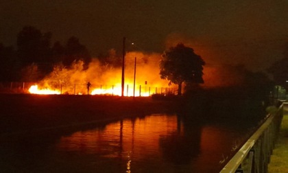Piromane dà fuoco ai campi: inseguito da un passante che lo fa denunciare