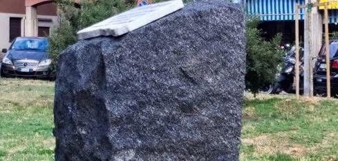 Rimossi i fiori dal Monumento al Milite Ignoto: “Una mancanza di rispetto”