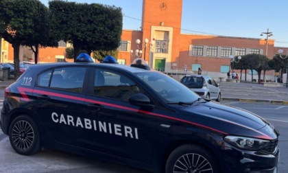 Sale sul tetto per uccidersi e minaccia i Carabinieri, salvato e dopo arrestato