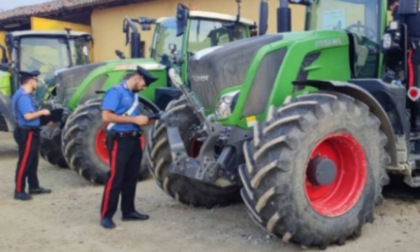 Schiacciata dal trattore, muore 44enne. Operaio cade dalla barca e annega
