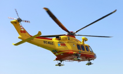 Scontro sulla provinciale a Calcinate tra un'auto e una moto: gravi due ragazzi e un 76enne
