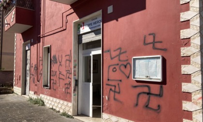 Scritte e svastiche sui muri di Anpi e Pd, la solidarietà di Gualtieri