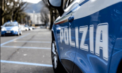 Semina il panico tra il Tempio Voltiano e il lungolago, denunciato