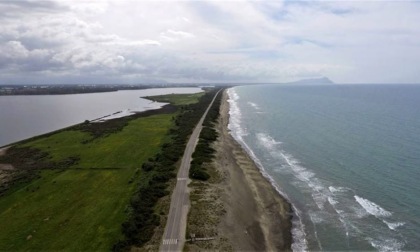 Spiaggia libera, cartelli al posto dei bagnini.  La denuncia delle opposizioni