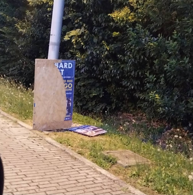 Strappa i manifesti della Lumbard Fest sotto le telecamere: sarà denunciato
