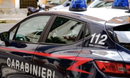 Sul tetto del palazzo minaccia di buttarsi: paura a Brescia