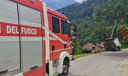 Un mezzo del servizio rifiuti urbani ha divelto un palo dell'energia elettrica: intervengono i Vigili del Fuoco
