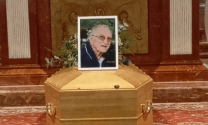 Una targa in memoria di Cesare Doni, sacrista e volontario