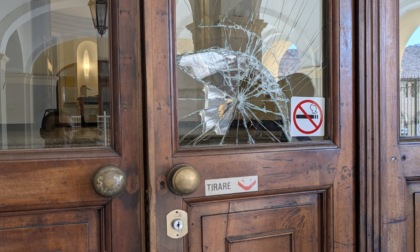Vandali nel Teatro Civico di Tortona: muri imbrattati e danni nell'atrio e nei locali di servizio