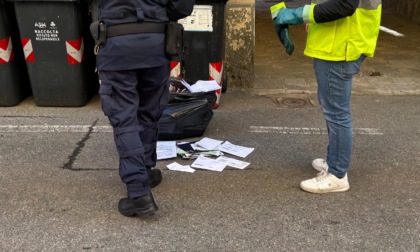 «Vetro e carta gettati nello stesso bidone: manca educazione»