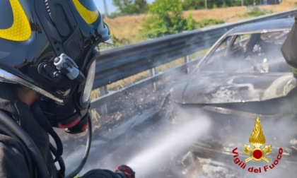 Vettura distrutta dalle fiamme sulla A4