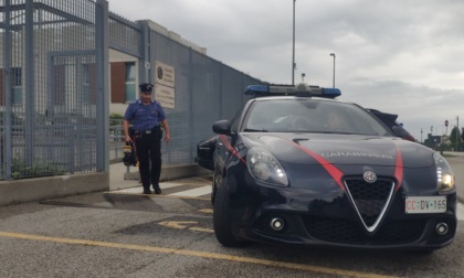 57enne ha un arresto cardiaco vicino alla caserma, i Carabinieri intervengono col defibrillatore e lo salvano
