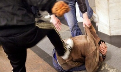 Aggrediscono un uomo in pieno giorno al quartiere Falchera di Torino