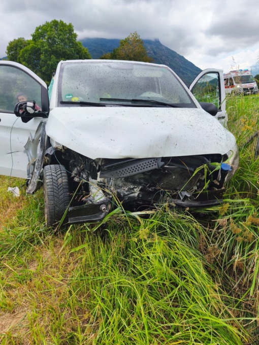 Auto esce fuori dalla carreggiata mentre percorre l’A5 vicino Ivrea