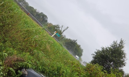 Auto fuori strada tra Quincinetto e Ivrea