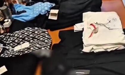 Blitz nel campo nomadi di via Candoni, abbigliamento e accessori rubati. Le immagini
