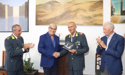 Capo canoa Scalco in congedo, festa alle Fiamme Gialle con il presidente CONI