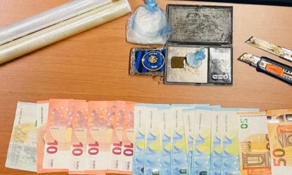 Cercano un'arma ma trovano cocaina e hashish: "Servono per un festino"