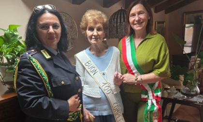 Cesira compie 100 anni: festa con sindaco, famiglia, amici e vicini di casa