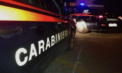 Con il martello in auto e senza patente, denunciato