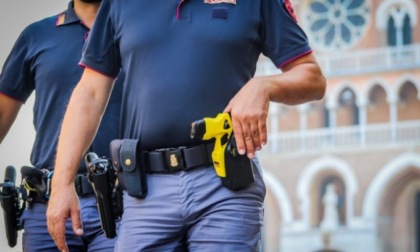 Due morti in poche ore colpiti dal taser. Piantedosi: “Strumento imprescindibile, polemiche pretestuose”