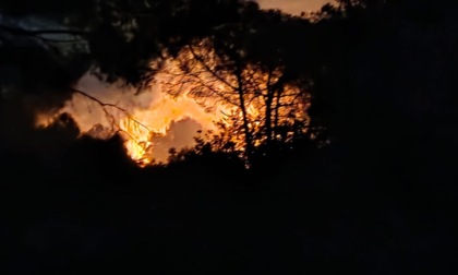 Emergenza incendi continua. Un fumo ettari di terreno in zona Macallè fino a Monte Saiano