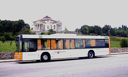 Estrae il coltello durante un litigio in autobus