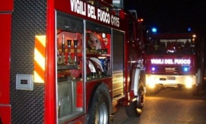 Fiamme in un condominio alla Barona, residenti in strada