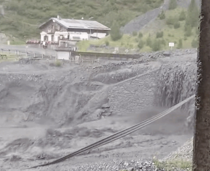 Frane e colate di fango a Livigno e Tirano: viabilità in difficoltà