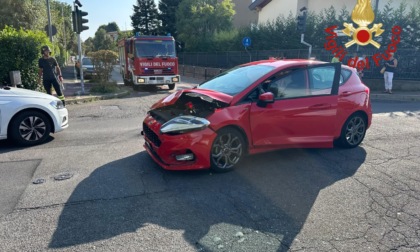 Frontale tra auto, una persona incastrata nelle lamiere