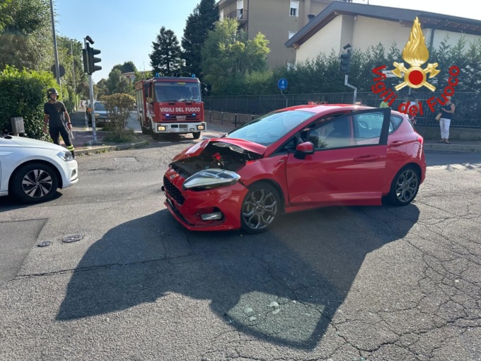Frontale tra auto, una persona incastrata nelle lamiere