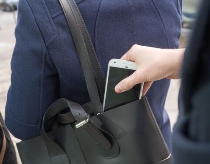 Furto ai danni di un ipovedente: rubato uno smartphone contenente ricordi importanti
