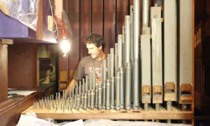 Gianluca e la sua casa-bottega dove gli organi antichi tornano a suonare