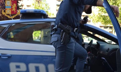 Il fidanzato vuole lasciarla e lo aggredisce a morsi: arrestata 33enne