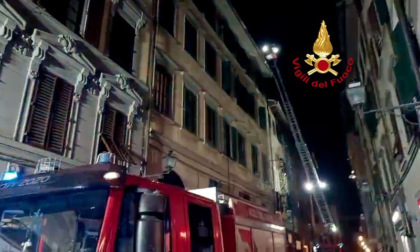 Incendio in un palazzo, persone bloccate dai fumi: 11 evacuati, tra cui 3 bambini