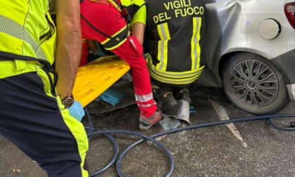Incidente mortale: scontro frontale tra due auto, un morto e un ferito grave