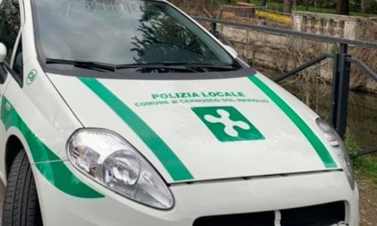 Irregolari andavano in giro in auto armati di coltello, bloccati dai vigili