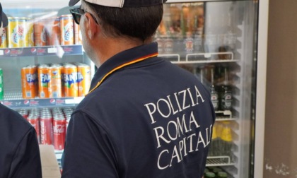 La Polizia Locale sequestra oltre 70 chili di alimenti scaduti in un minimarket 