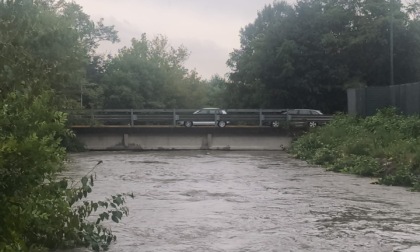 Maltempo, sale pericolosamente il livello del Lambro: lambisce il ponte