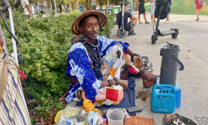 Mansour, che offre il suo «caffè santo» a chi passa dalla stazione di Bergamo