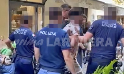 Minaccia i passanti con un mitra a Sanremo, algerino 26enne resta in carcere