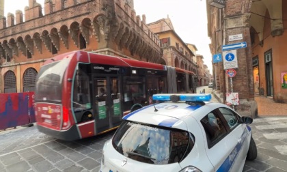 Nuovo cantiere sotto le due torri: serve a risistemare i basoli in piazza della Mercanzia